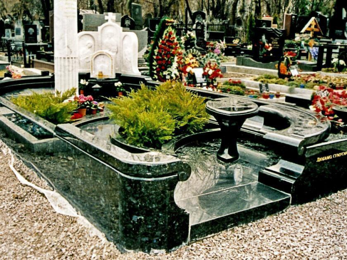 Пам'ятники з зеленого граніту у Рівному – якість від українського виробника