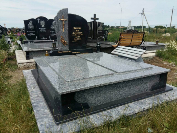 Ексклюзивні пам'ятники з сірого граніту у Рівному